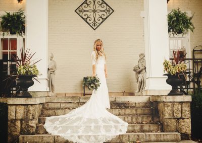 bride pose in front steps Ludlow Mansion